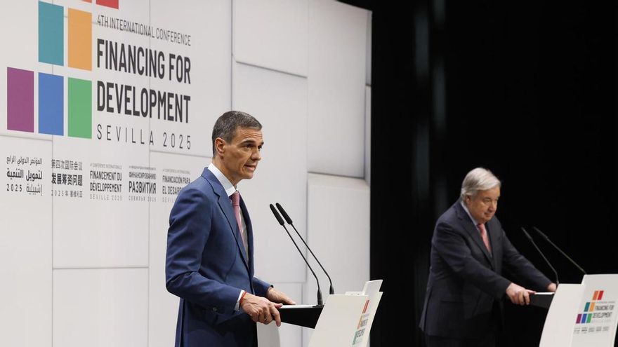 El presidente del Gobierno, Pedro Sánchez (i), y el secretario general de la ONU, António Guterres (d), tras asistir a la sesión inaugural de la IV Conferencia Internacional de la ONU sobre Financiación para el Desarrollo en Sevilla