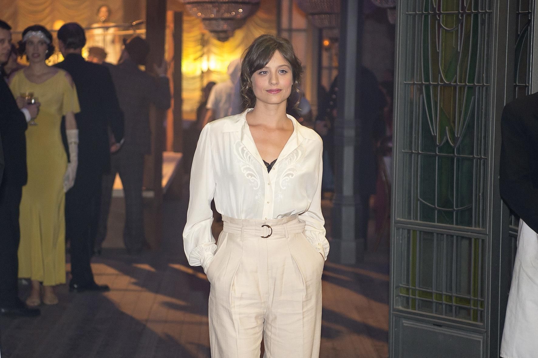 Visita al rodaje de El continental, la nueva serie de Álex García y Michelle Jenner en TVE