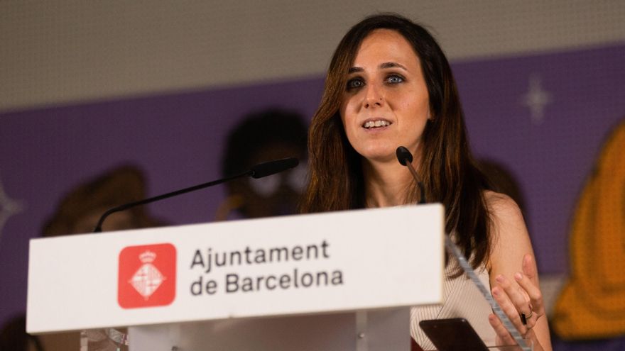 La ministra de Derechos Sociales y Agenda 2030, Ione Belarra, durante la rueda de prensa que ha ofrecido este jueves junto a la alcaldesa de Barcelona, Ada Colau. EFE/Enric Fontcuberta