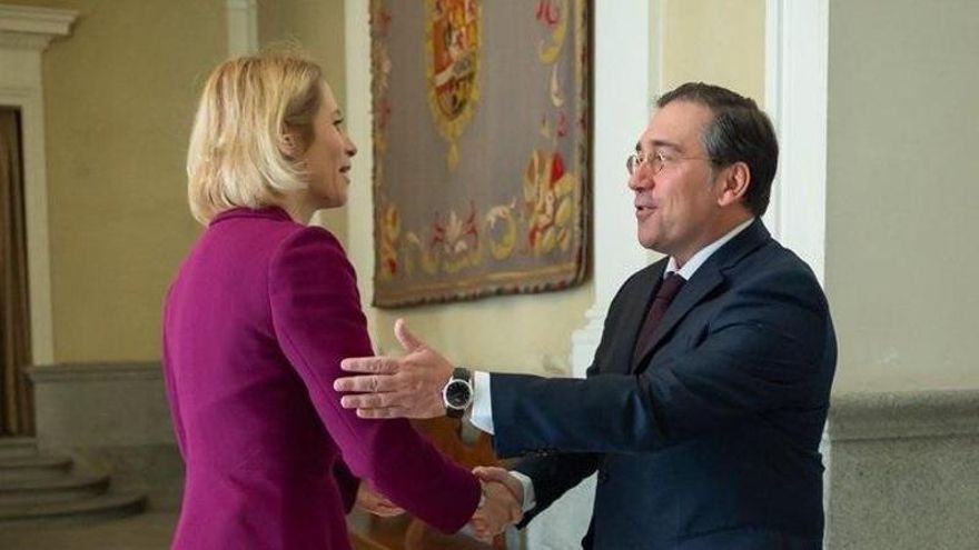 El ministro de Asuntos Exteriores, José Manuel Albares, saluda a la Alta Representante de la UE Kaja Kallas.