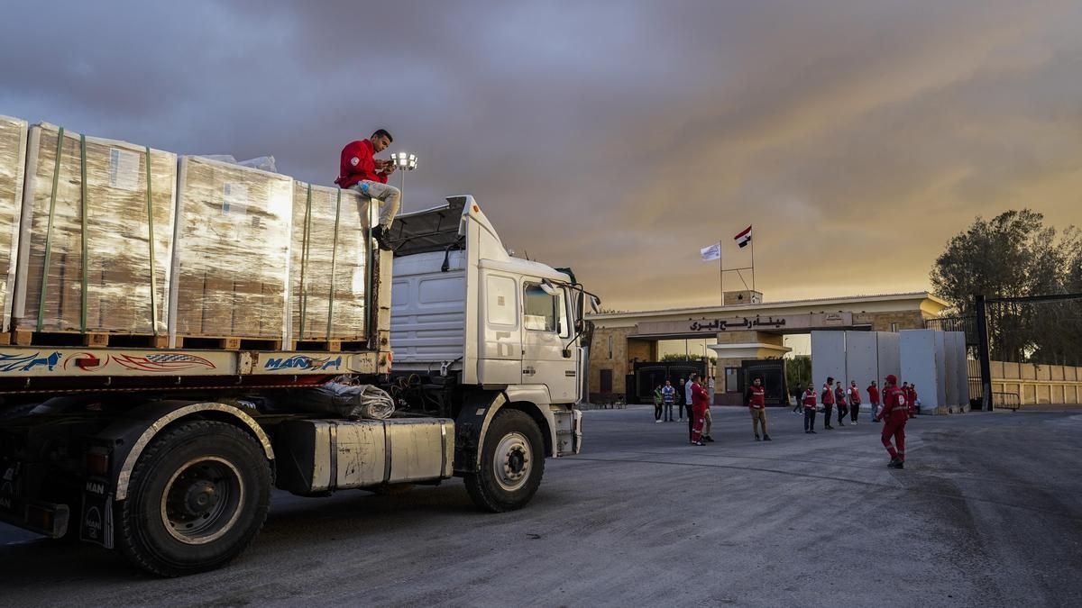 A truck with humanitarian aid enters Gaza this Sunday