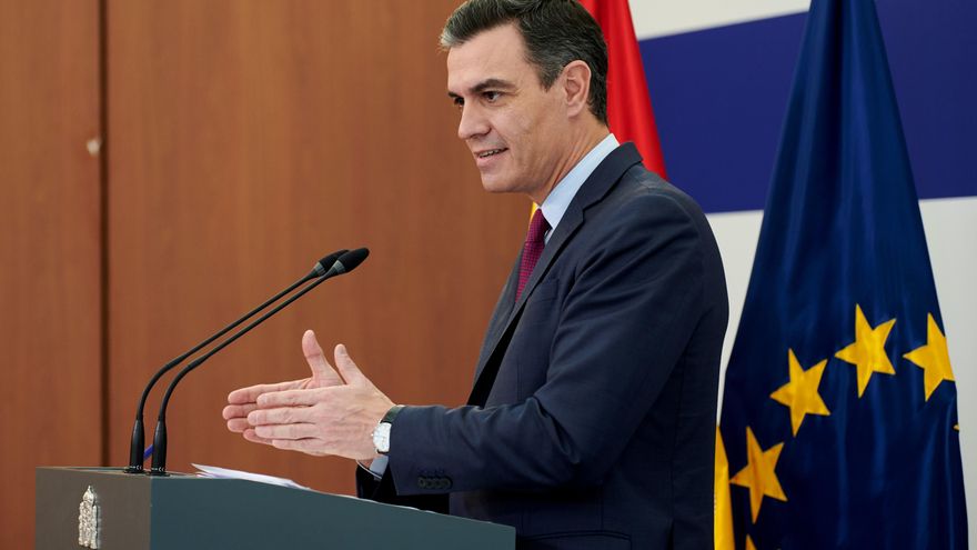 El presidente del Gobierno español, Pedro Sánchez, durante la rueda de prensa ofrecida este viernes en la sede de a Representación Permanente de España ante la UE, tras participar en la cumbre Unión Europea-Unión Africana celebrada durante dos días en la capital belga. EFE/Horst Wagner[no model release]