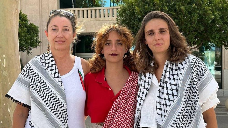 The activist Reyes Rigo, on the left, accompanied by the other two Mallorcan members of the Global Sumud Flotilla, Lucía Muñoz and Alejandra Martínez.