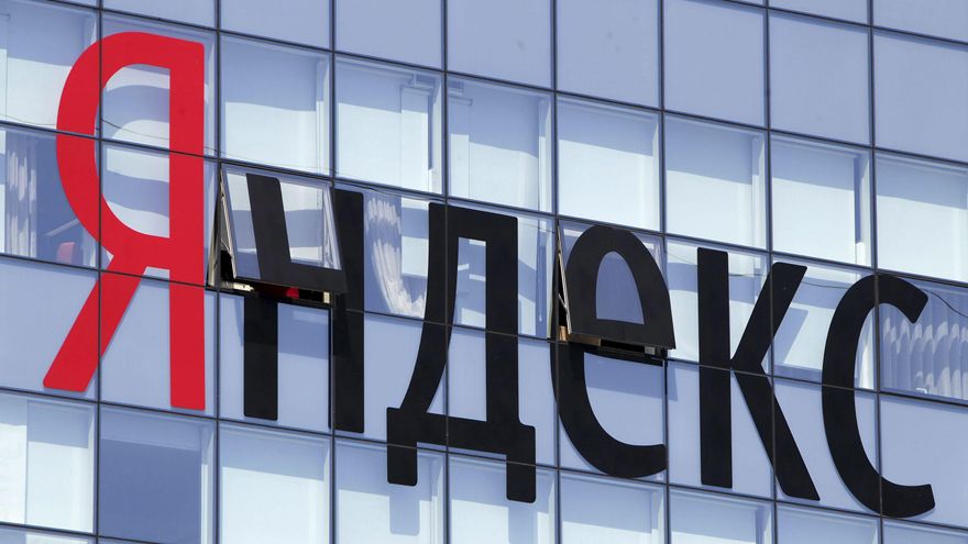 Imagen de archivo del logotipo de Yandex en la fachada de la sede del buscador en Moscú. EFE/Maxim Shipenkov