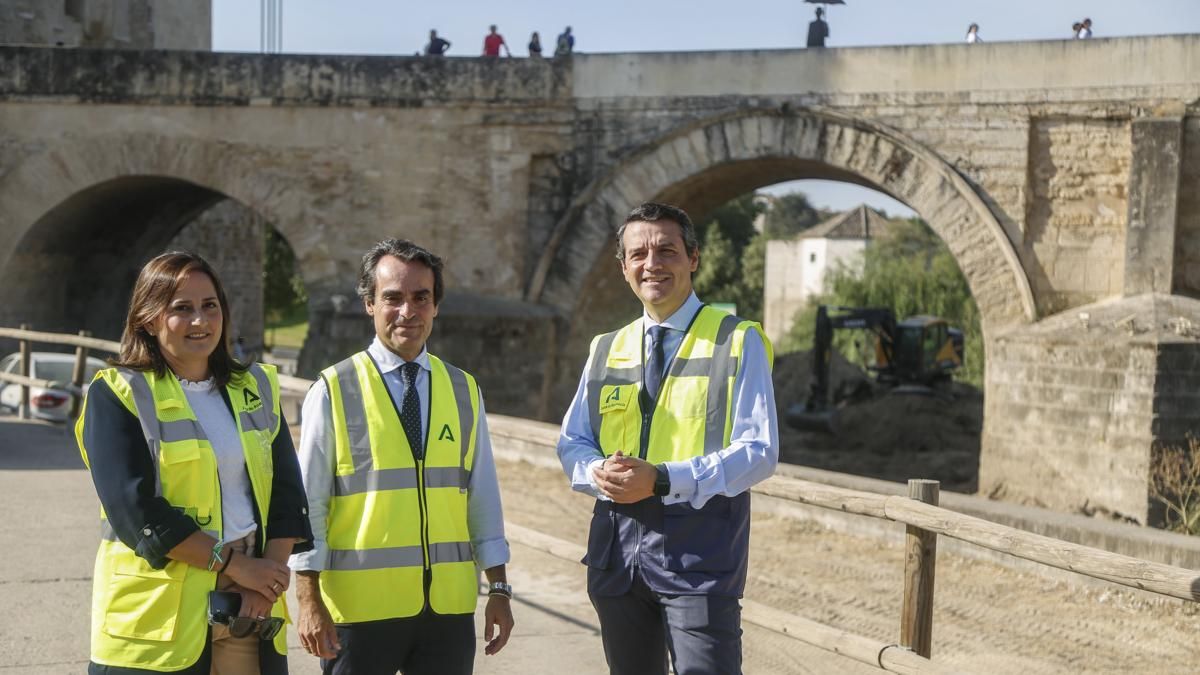 El consejero de Fomento y Movilidad de la Junta, Mario Muñoz-Atanet, y el alcalde de Córdoba, José María Bellido, visitan las obras bajo el puente romano_13