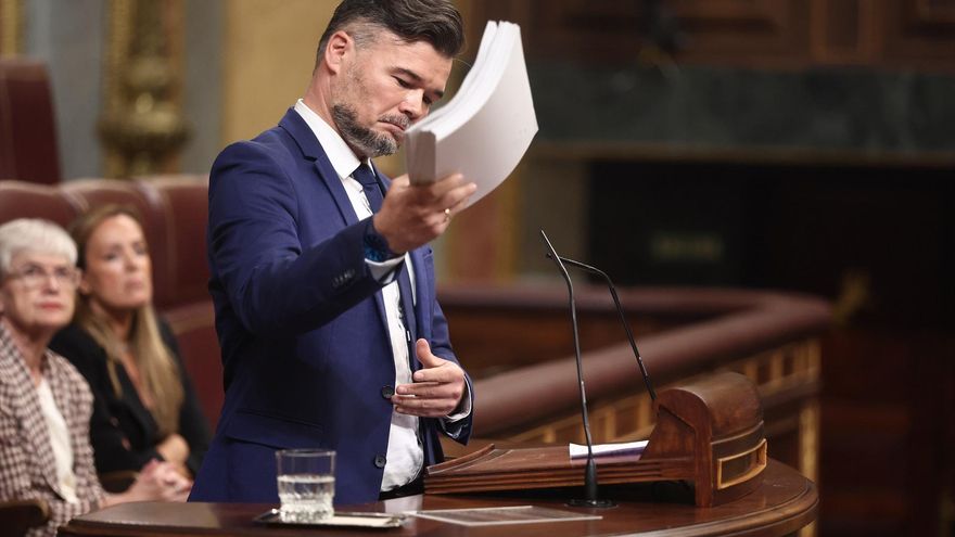 Rufián saca un taco de folios con todos los emails que ha recibido de ciudadanos pidiendo la aprobación de los decretos.