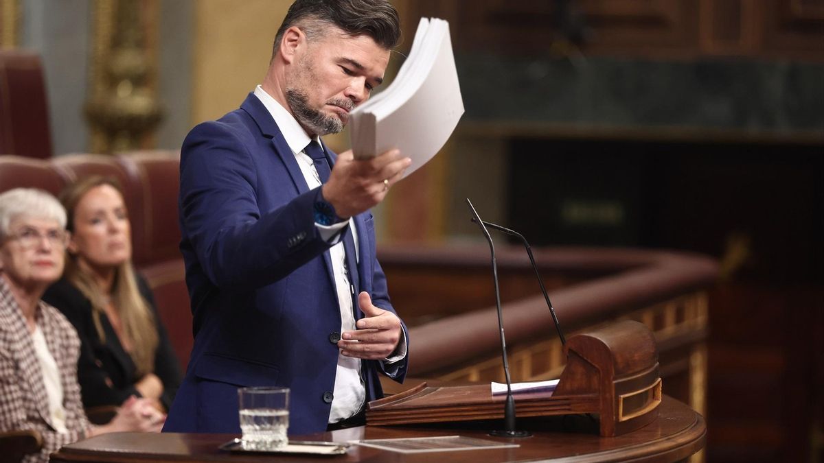 Rufián saca un taco de folios con todos los emails que ha recibido de ciudadanos pidiendo la aprobación de los decretos.