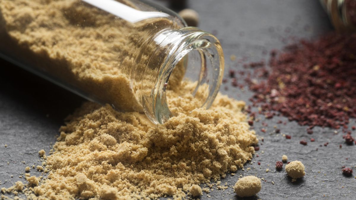 Para conseguir la consistencia del huevo batido usaremos harina de garbanzo mezclada con agua para esta tortilla vegana