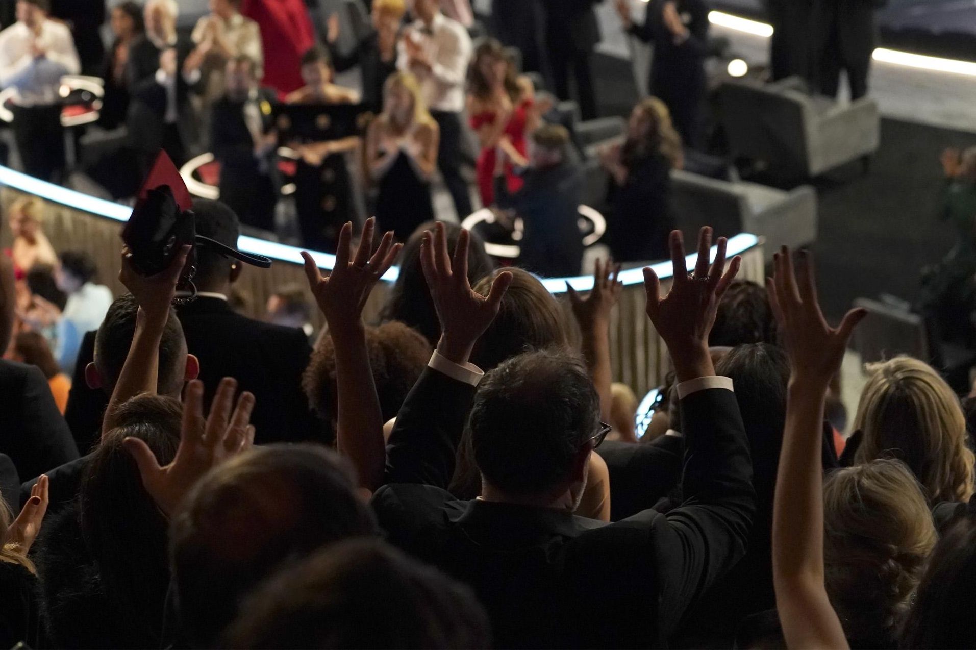 La platea aplaude en lengua de signos al equipo de 'CODA'.