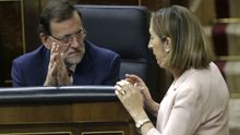 El presidente del Gobierno, Mariano Rajoy (i) conversa con Ana Pastor, durante el pleno del 15 de septiembre de 2015 en el Congreso.