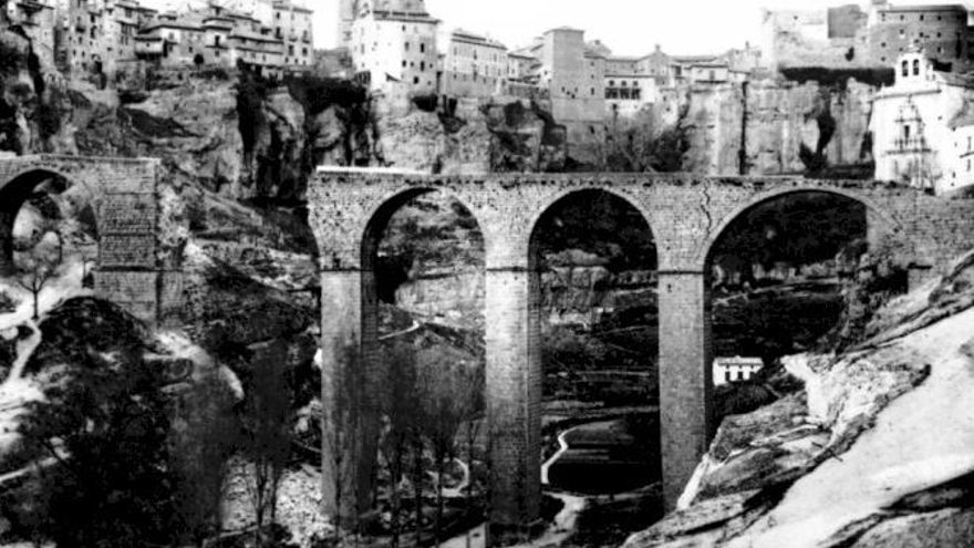 Analogías entre la caída del muro y el primer derrumbe del antiguo puente de San Pablo de Cuenca