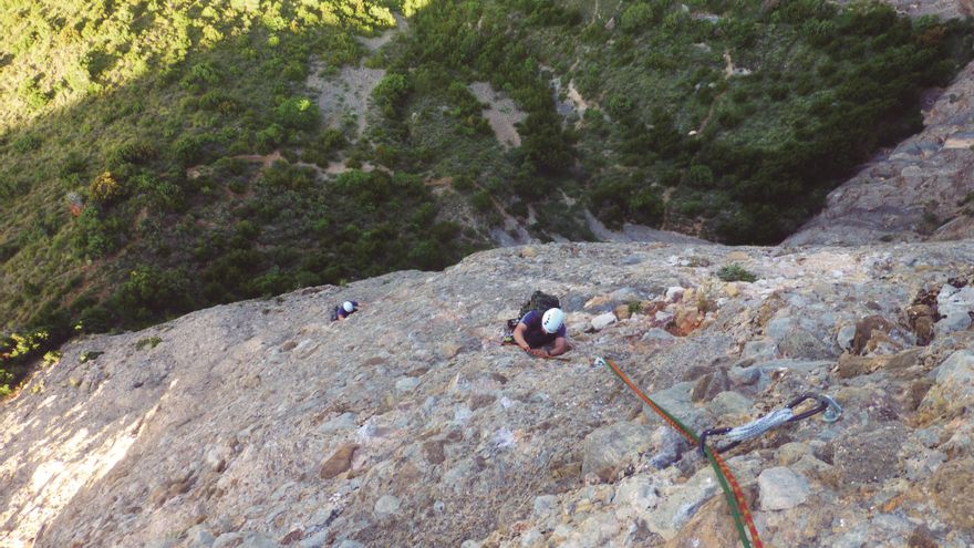 Zona central de ‘Los terceros también existen’, donde encontraremos los pasos más “apretados”  de la fácil vía.