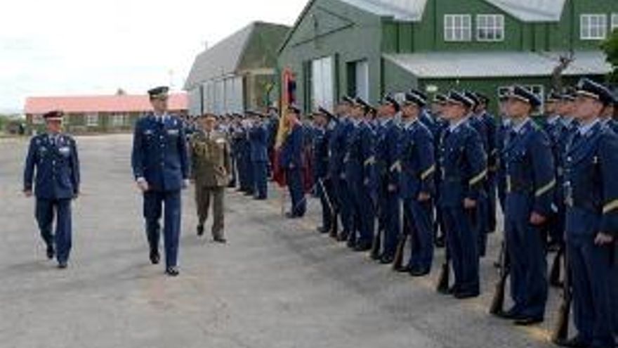 El Príncipe Felipe pasa revista a las tropas.