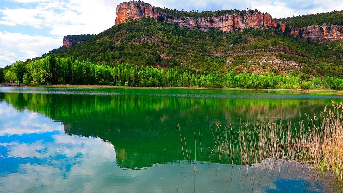 Esta preciosa laguna se formó gracias a una pared de roca tobácea natural que retiene las aguas provenientes del arroyo del Rincón y del barranco del Socarrado