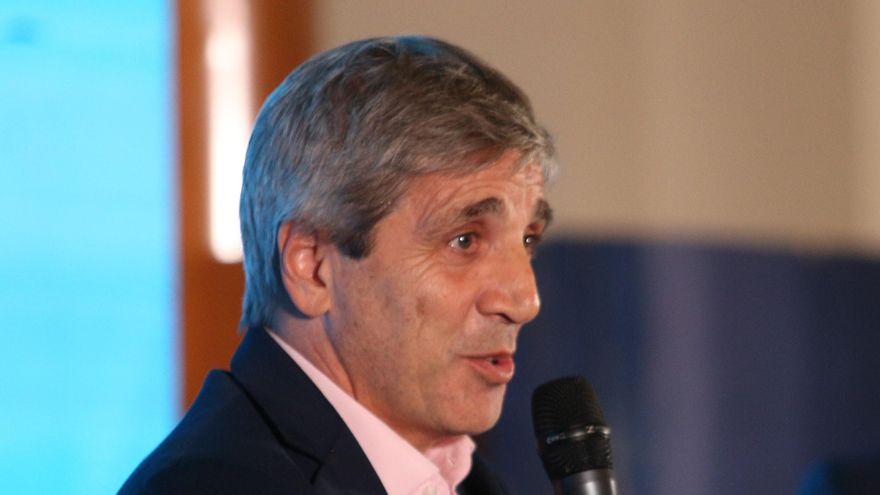 Caputo aseguró que la gente "en breve tendrá que vender dólares para pagar impuestos”