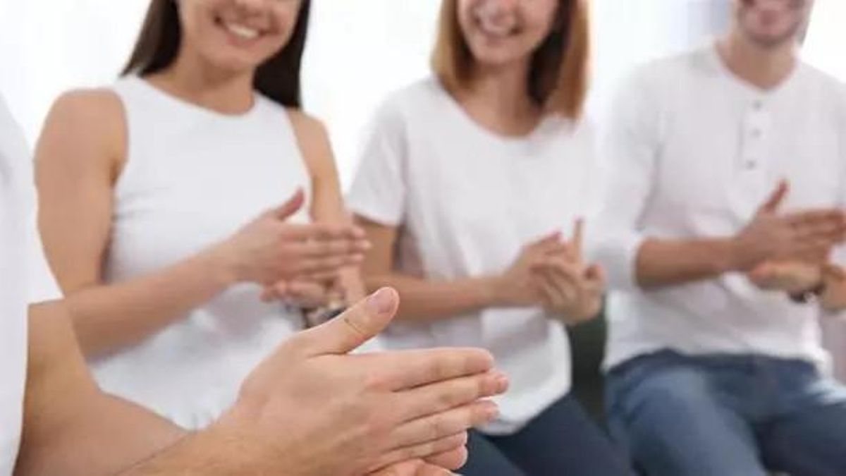 Varias personas, aprendiendo lengua de signos.