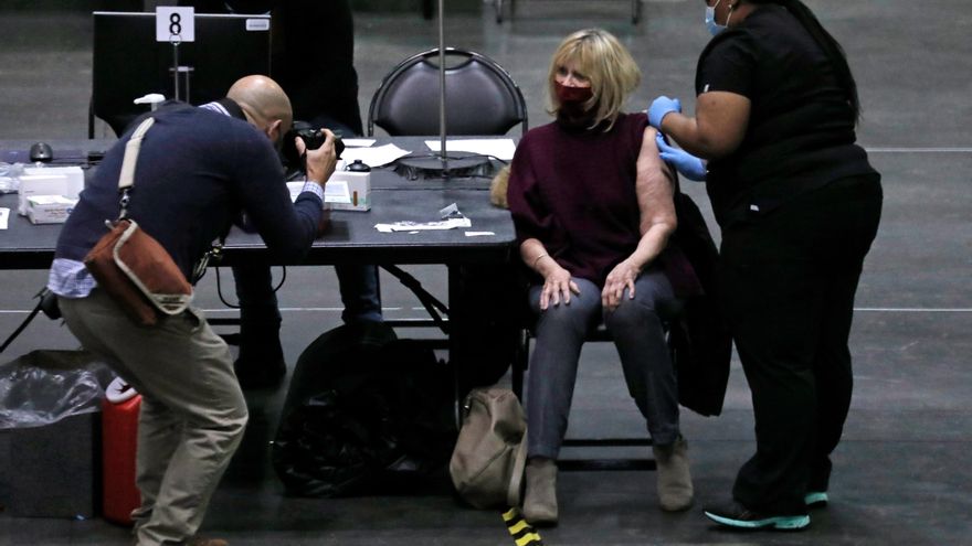 Una mujer recibe una dosis de vacuna contra la Covid-19 en Nueva York (EE.UU.) EFE/EPA/PETER FOLEY/Archivo