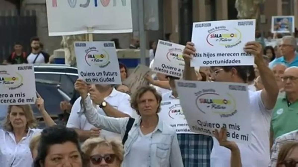 Manifestación a favor de la fusión de Don Benito y Villanueva celebrada en 2023