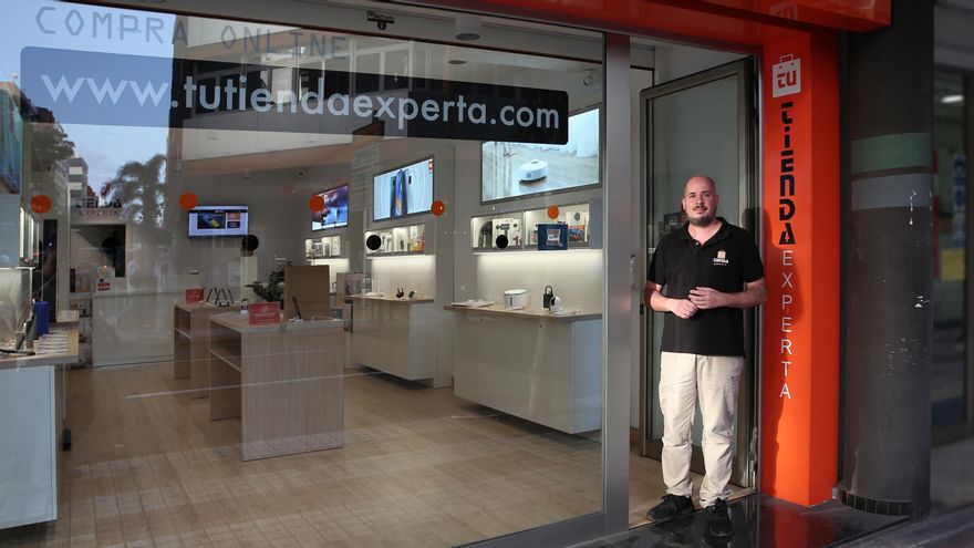 Carlos Jiménez, gerente de Tu Tienda Experta, empresa que ha instaurado la jornada laboral de 4 días a la semana. El establecimiento cuenta con solo dos empleados y abre de lunes a jueves