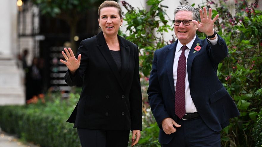 La primera ministra de Dinamarca, Mette Frederiksen, junto con su homólogo británico, Keir Starmer, en una reunión celbrada en Londres el mes pasado para apoyar a Ucrania.
