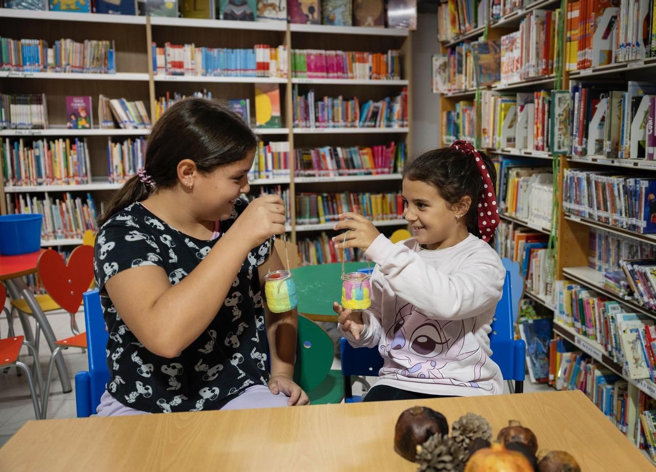 Alma y Yolanda sostienen los ‘fanalets’ que han decorado en el taller de Consell