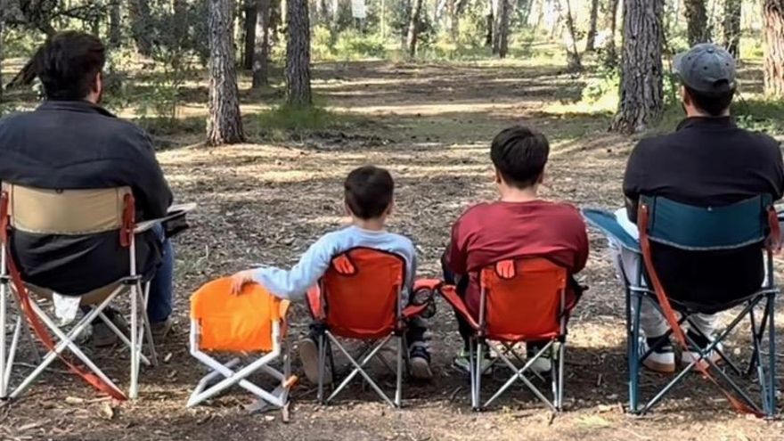 La familia de Vicente Molina, con su marido y sus dos hijos adoptivos, esperando la llegada de la niña que tienen acogida.