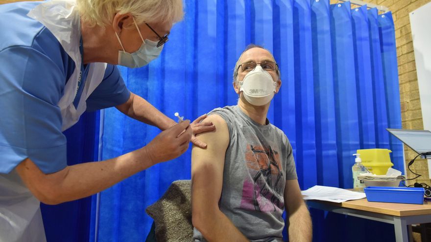 David Farrell, paciente de 51 años, recibe una de las dos vacunas de Pfizer y BioNtech en un centro de vacunación en Cardiff (Reino Unido). EFE/Ben Birchal
