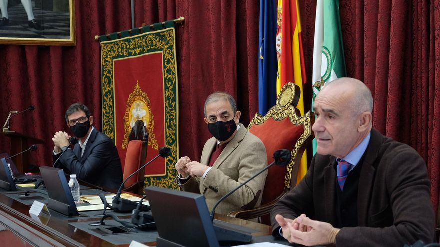 Antonio Muñoz, en el Paraninfo con el rector, Miguel Ángel Castro, y el director de la ETSA, Ramón Pico.