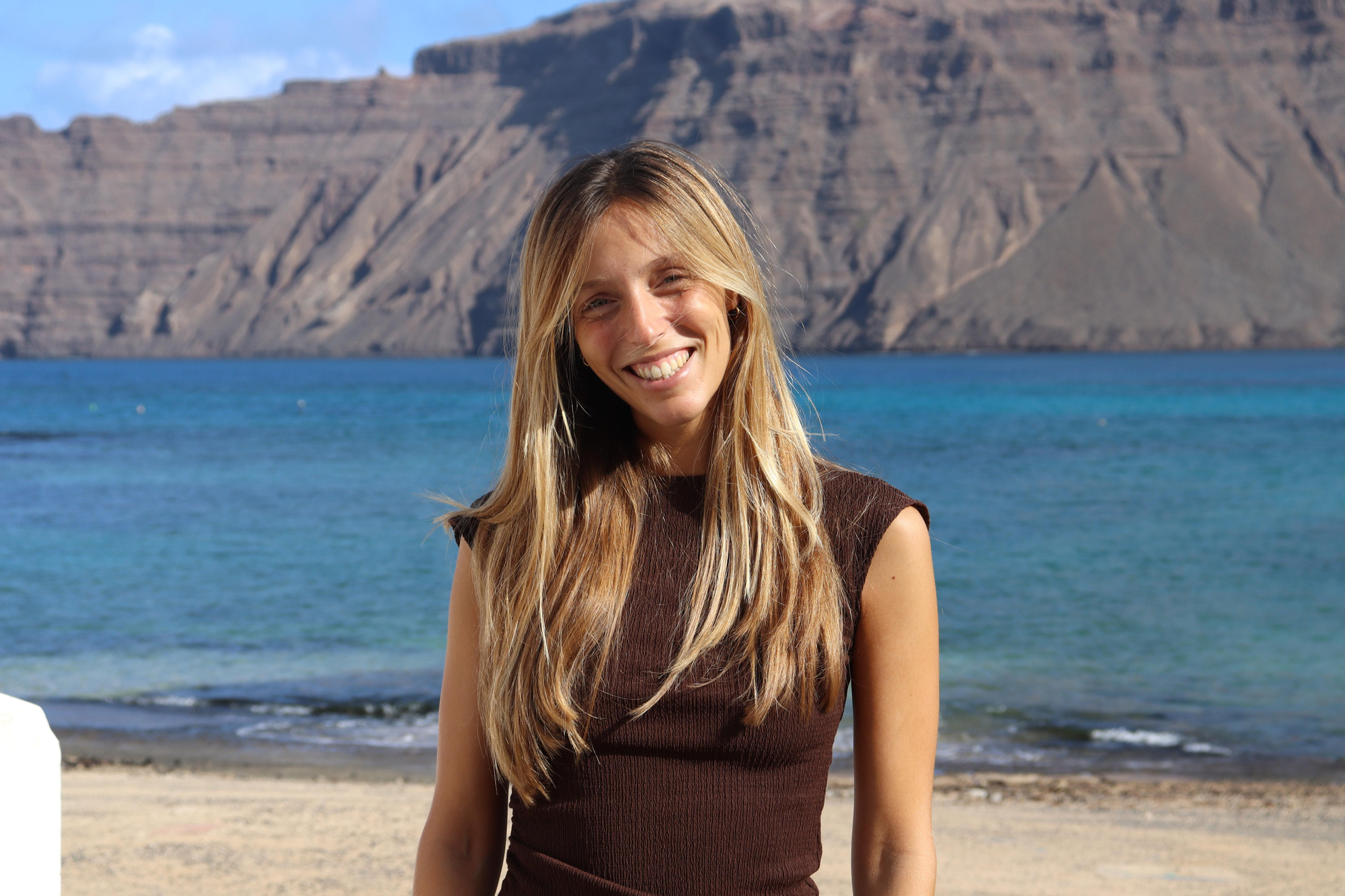 La creadora del proyecto ICONIC, María Ruiz Díaz-Reixa, en La Graciosa. Al fondo, el Risco de Famara, en Lanzarote.