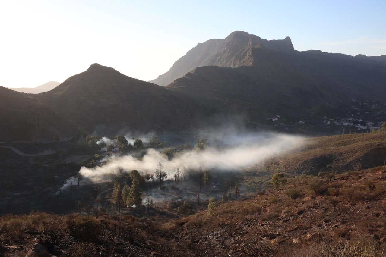 Así amaneció Fataga, con el incendio ya controlado, pero aún activo