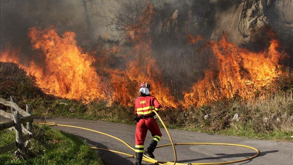 El fuego ha calcinado más de 3.300 hectáreas en el norte de España en los últimos días. |