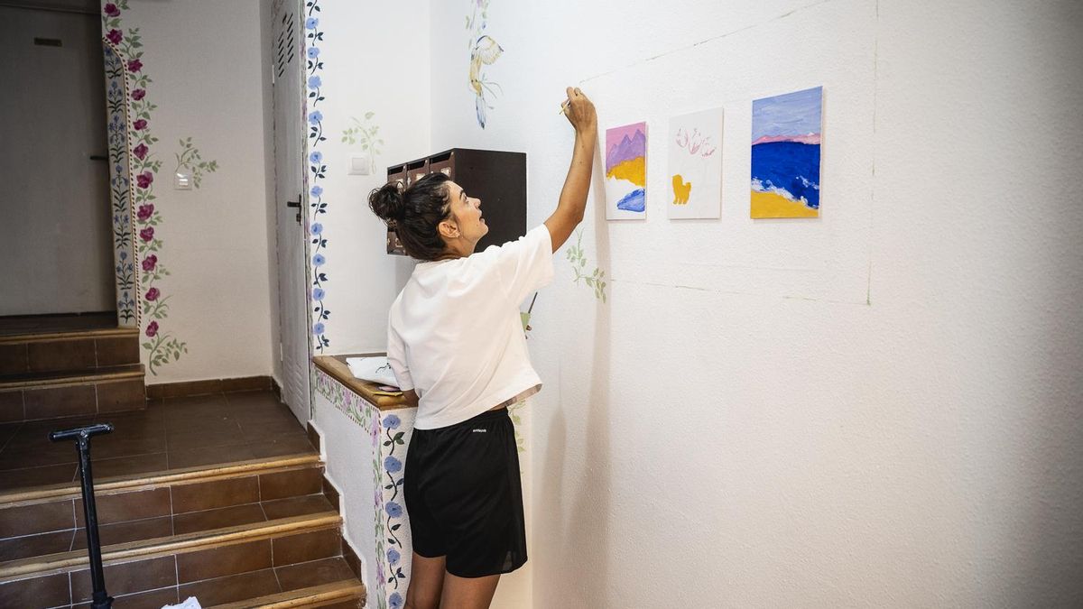 La ilustradora Elena Mompó, dando nueva vida a uno de los espacios del Proyecto Portales.