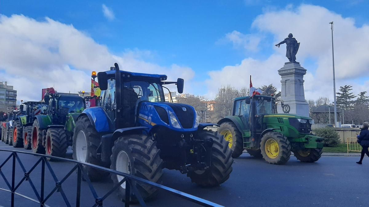Multitudinaria tractorada en León capital.