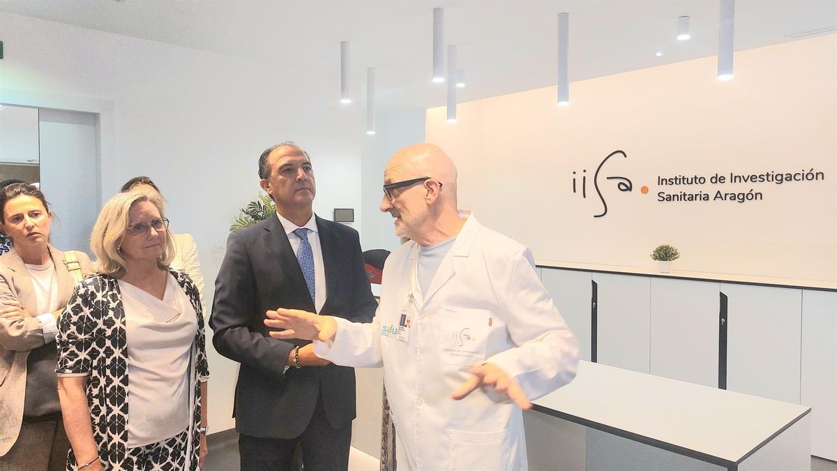 El consejero de Sanidad, José Luis Bancalero, visita las instalaciones de la Unidad de Investigación Traslacional, ubicada en el Hospital Universitario Miguel Servet de Zaragoza.