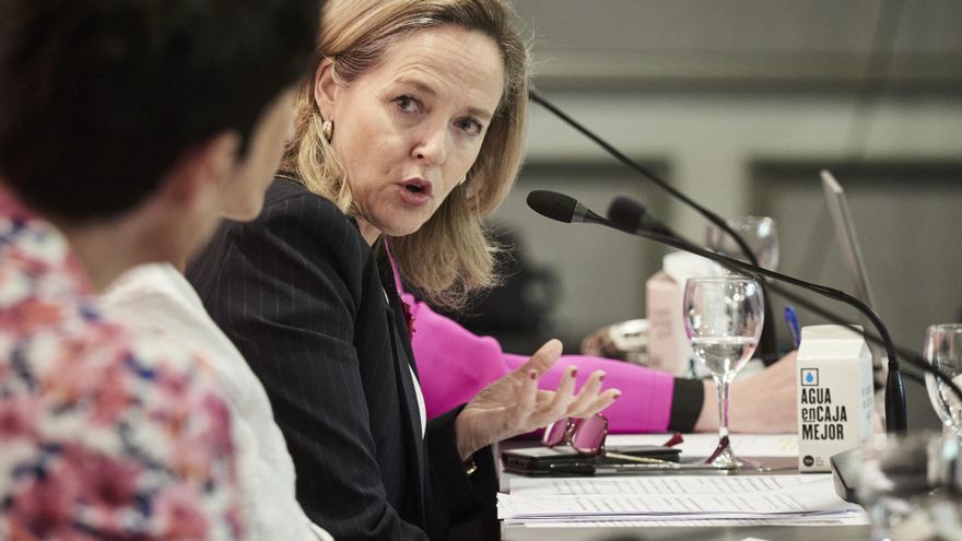 La vicepresidenta primera y ministra de Economía y Transformación Digital, Nadia Calviño, durante un desayuno informativo, en el Hotel Tres Reyes, a 21 de abril de 2023, en Pamplona, Navarra (España). Durante el desayuno informativo, se han presentado las
