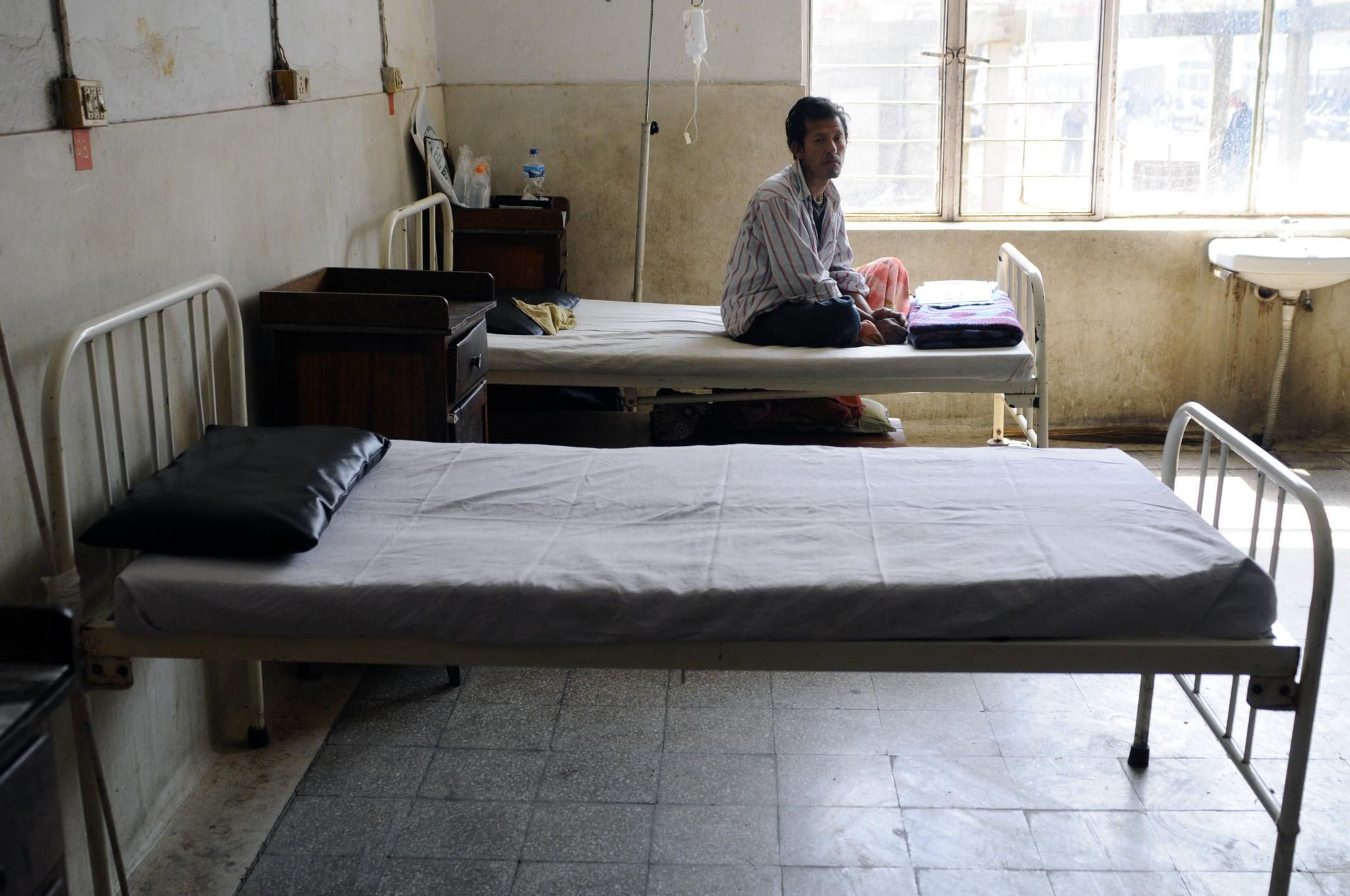 Ram Bahadur Gotami espera en el área de enfermedades infecciosas del Western Regional Hospital de Pokhara a que los médicos le digan cuál es su diagnóstico. Está enfermo de sida y ha llegado en una fase clínica 3, con lo que será difícil que salve su vida./ Zigor Aldama