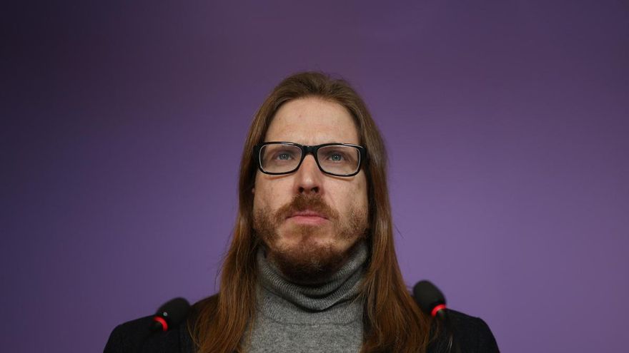 El secretario de Organización de Podemos, Pablo Fernández, durante una rueda de prensa.