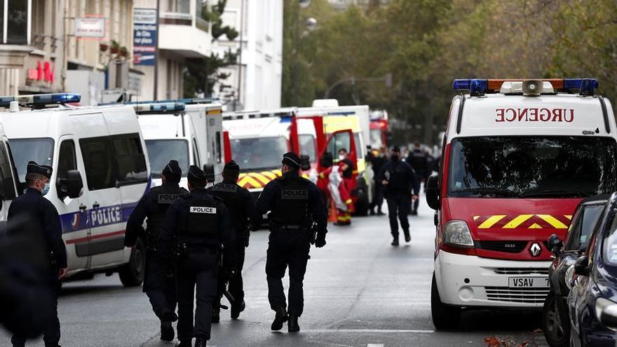 Dos personas heridas por arma blanca junto a la antigua sede de Charlie Hebdo en París