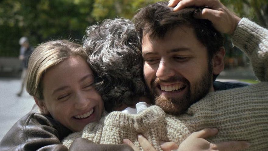 Cuatro oídos ajenos, una serie familiar