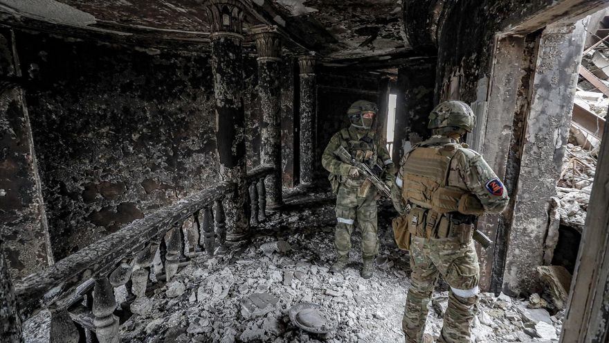 Mariupol (Ukraine), 12/04/2022.- A picture taken during a visit to Mariupol organized by the Russian military shows a Russian serviceman securing the area inside the destroyed Drama Theatre in Mariupol, Ukraine, 12 April 2022. At least 300 people died after a Russian airstrike on the Drama Theatre of Mariupol on 16 March, the Donetsk Regional State Administration sai whereas the Russian Defence Ministry denies the airstike and claims the theatre was blown up by the Azov battalion. Some 133,214 people, including two thousand people over the past day, left Mariupol through the gum corridor in the eastern direction, according to the head of the Russian National Defense Control Center. (Rusia, Ucrania, Estados Unidos)