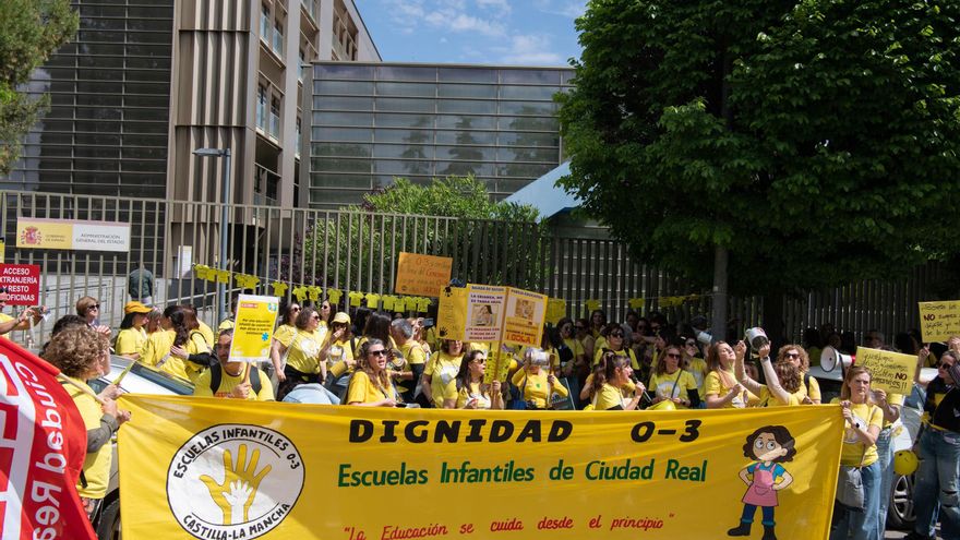 La huelga de escuelas infantiles sacude Castilla-La Mancha con un respaldo del 60%