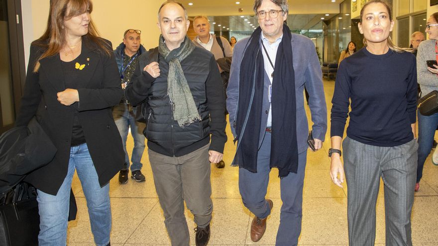 (I-D) La presidenta de Junts, Laura Borràs; el secretario general de Junts per Catalunya, Jordi Turull; el expresidente de la Generalitat, Carles Puigdemont, y la diputada de Junts, Miriam Nogueras, a su llegada al Parlamento Europeo, a 8 de noviembre de
