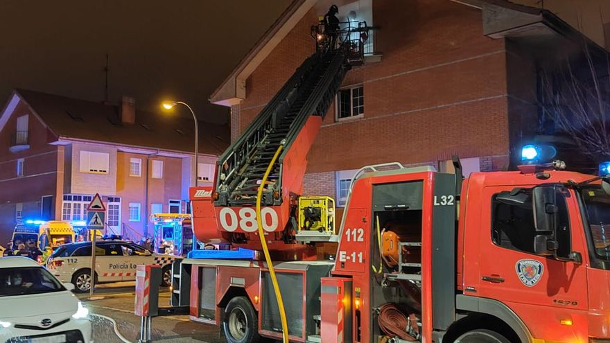 Bomberos de León sofocan un incendio en una vivienda en San Andrés del Rabanedo.