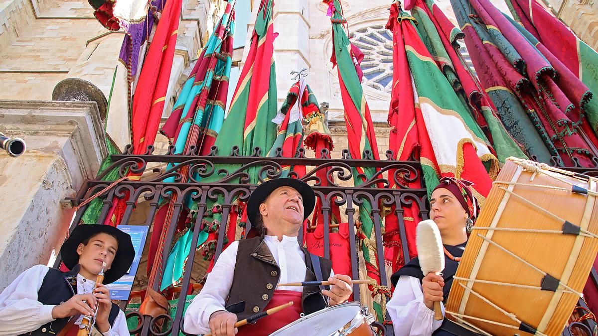 León saca premios al mejor traje regional para desbloquear el boicot al desfile 'uniformado' de pendones de San Froilán
