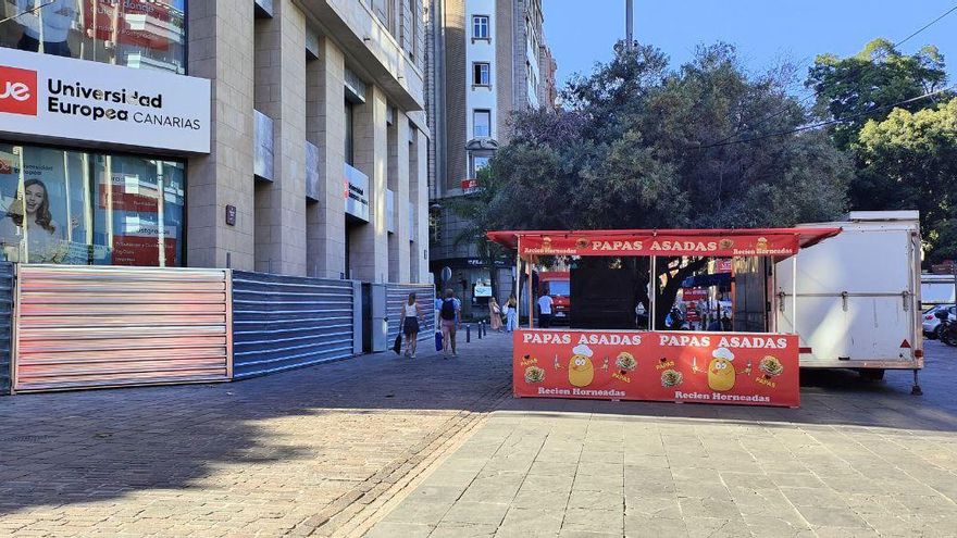 La sede de un centro de estudios superiores  junto a la plaza del Príncipe también ha vallado sus accesos durante el Carnaval