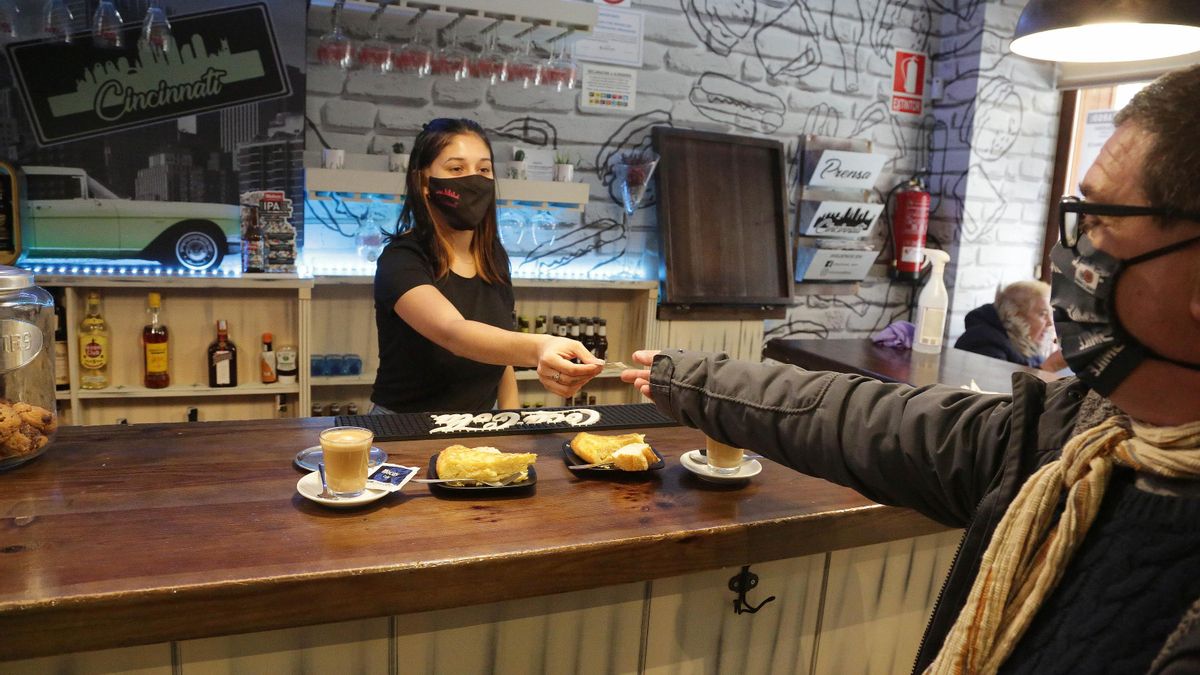 Un cliente paga en un bar en una imagen de archivo