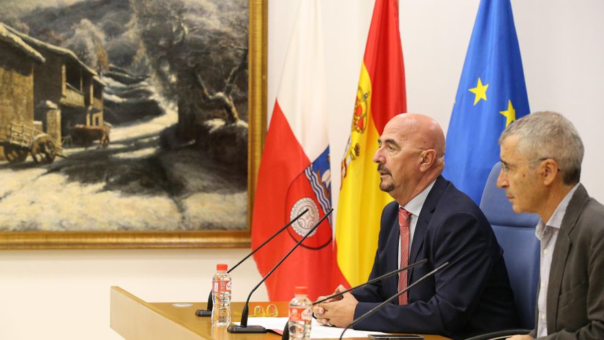 El consejero de Salud, César Pascual, en rueda de prensa con el director del SCS