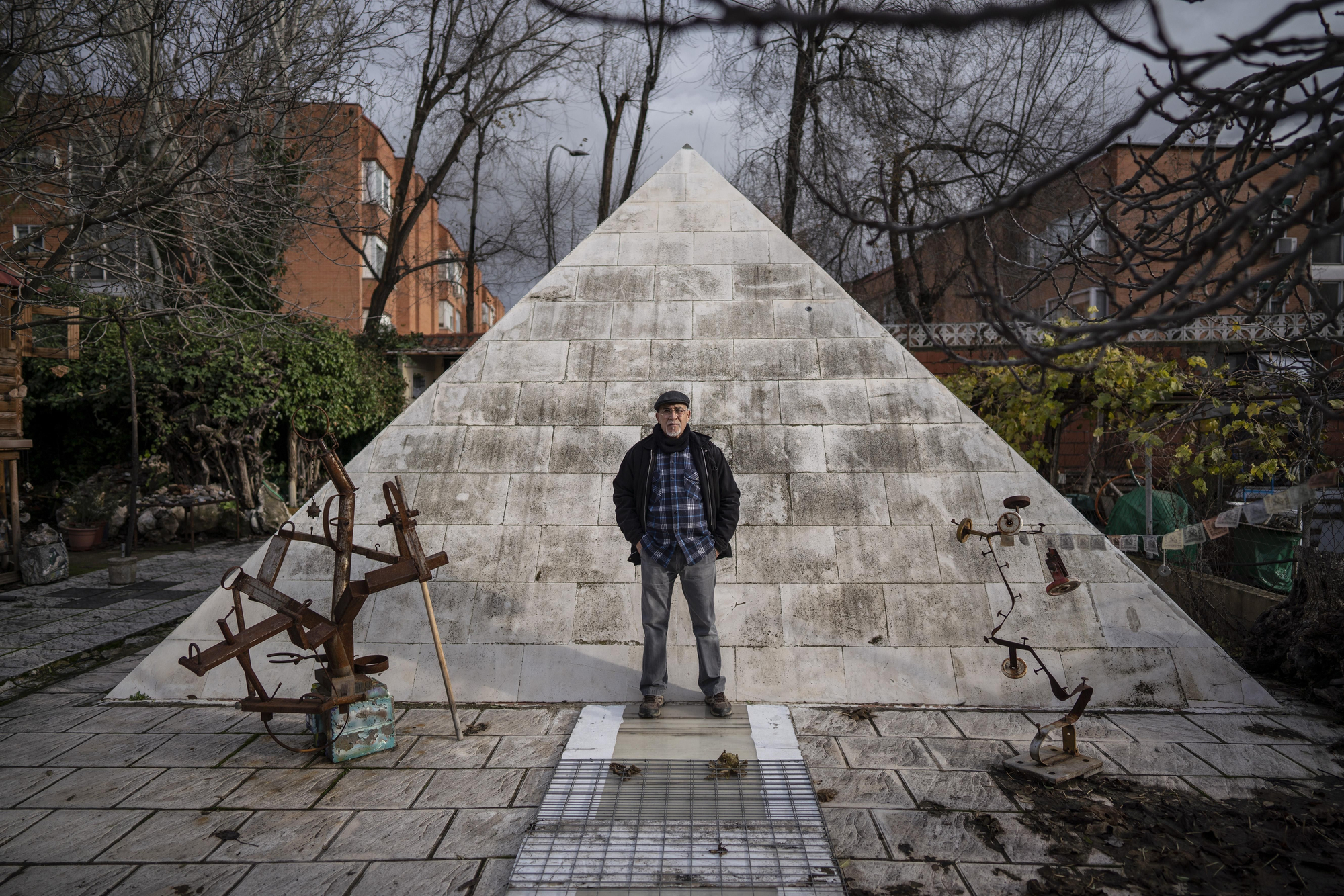 Miguel Martín, delante de su pirámide.