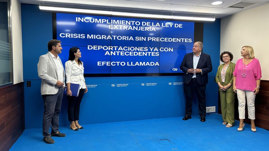 El senador del PP, Francisco Bernabé, tercero por la derecha, junto con la senadora del PPRM, Antonia López Moya, y los diputados nacionales, Miriam Guardiola, Violante Tomás y José Luis Pedreño