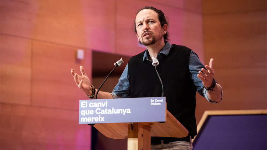 (I-D) El  vicepresidente segundo del Gobierno, Pablo Iglesias, interviene durante el acto central de campaña de En Comú Podem para las elecciones catalanas, en Santa Coloma de Gramanet, Barcelona.